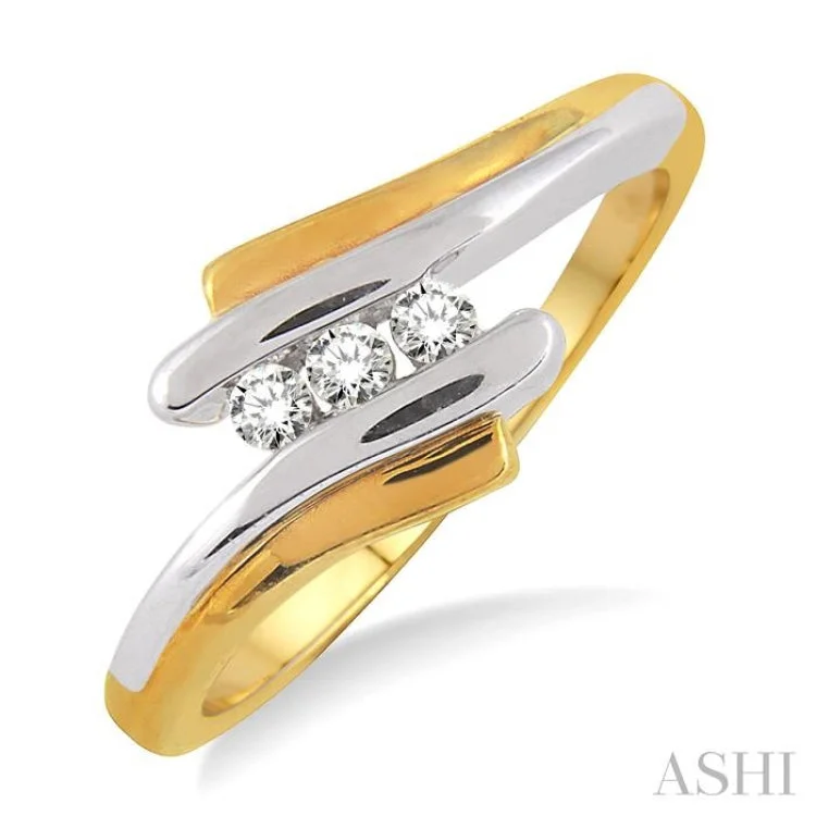 1/10 Ctw Three Stone Round Cut Diamond Band in 14K Yellow Gold