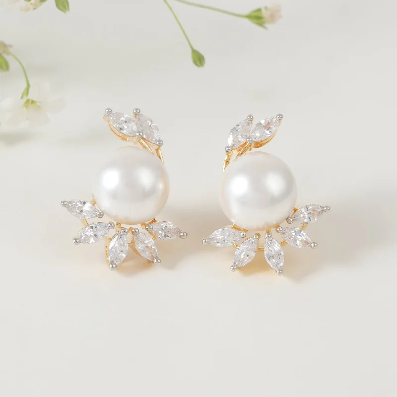 Stunning diamond pearl stud