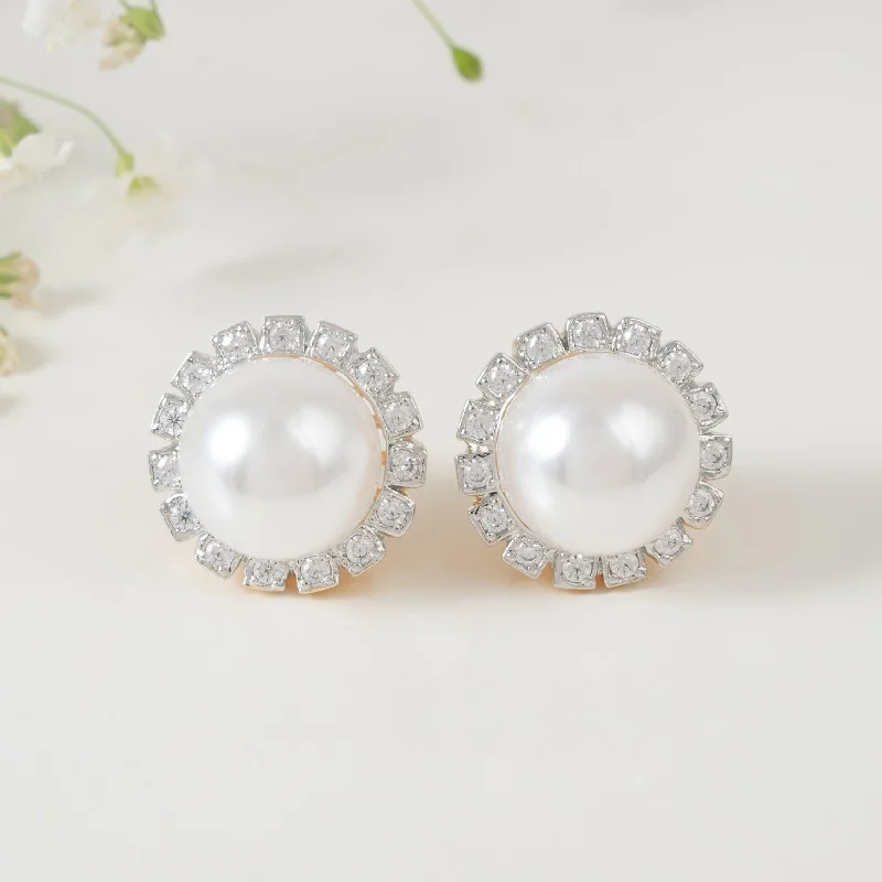 Stunning round pearl diamond stud